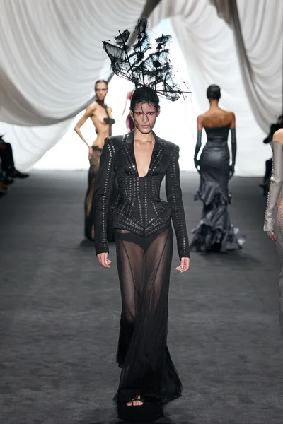 Look 16